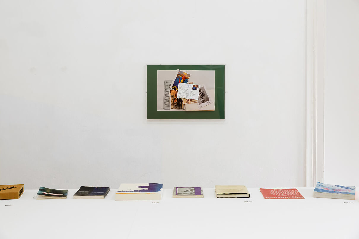 Ausstellungsansicht Cathrin Pichler Bibliothek mit Briefen, Inkjet Print auf Ilford Smooth Cotton Rag, Postkarte, Plexihaube, Aluminium, Spanplatte, 2024