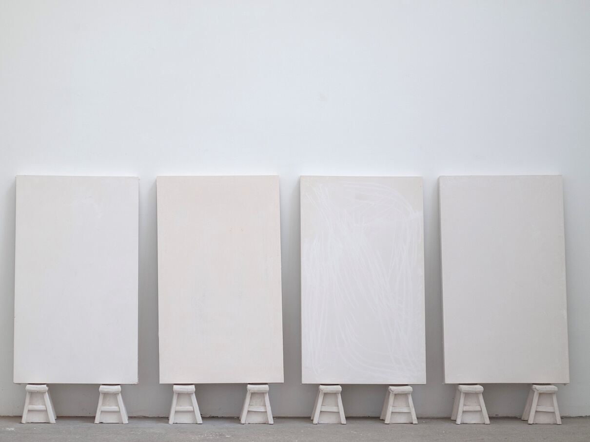 Ausstellungsansicht Untitled (SLAB 1, 2, 3, 4 on stools), 2023