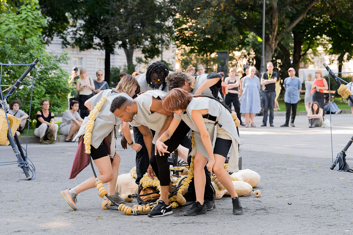 Performance Hybrid Viscera von Luiza Furtado