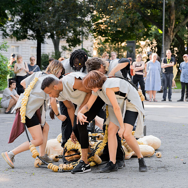 Performance Hybrid Viscera von Luiza Furtado