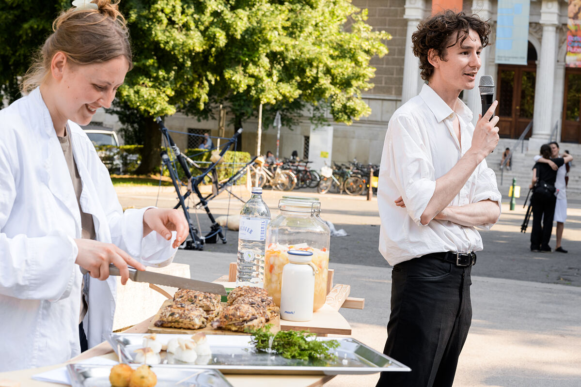 Sujet für Platz nehmen #2: Parliament of Delicacies, Studierende des Instituts für Kunst und Architektur bereiten Speisen für die teilnehmenden Besucher_innen vor