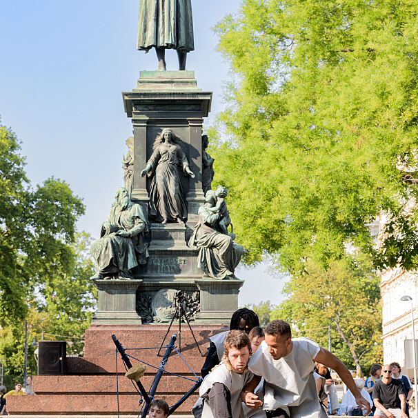 Platz nehmen #2: Parliament of Delicacies, Performance Luiza Furtado, 25.06.2024